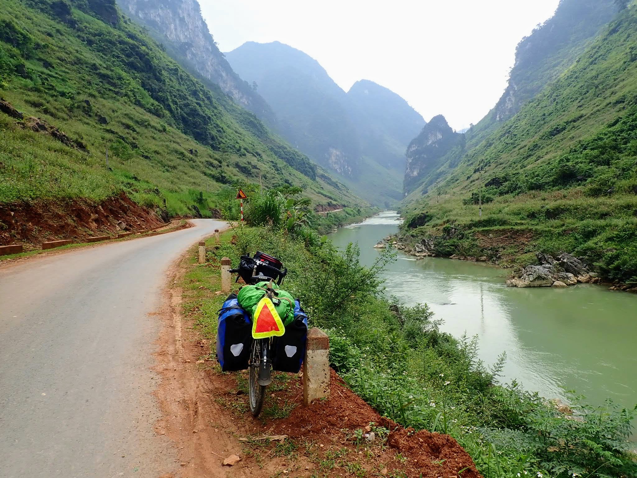 HOW TO CROSS A ROAD IN VIETNAM. Many first-time-visit foreigners