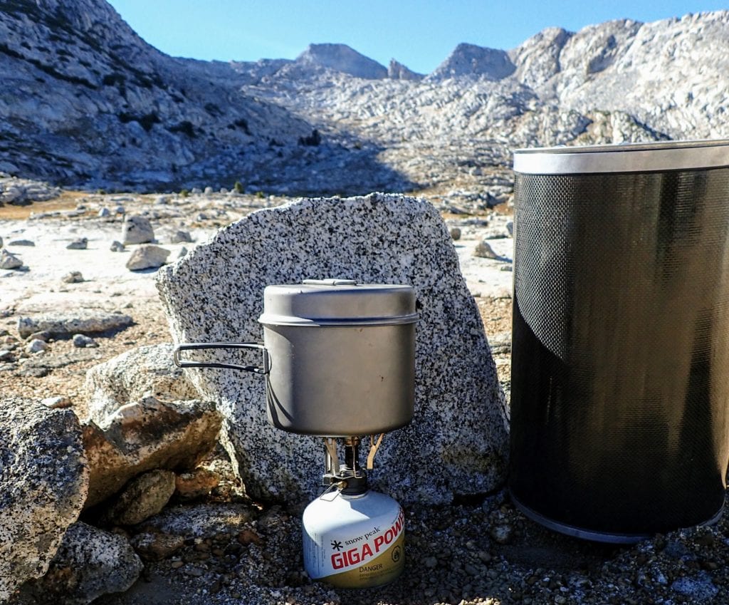 El recipiente para osos y la estufa de campamento en el Sendero John Muir